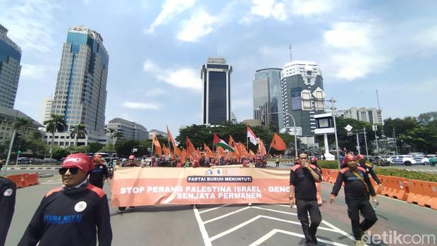 Massa  buruh bergerak dari Patung Kuda ke Kedubes Amerika Serikat, Kamis (21/12/2023).