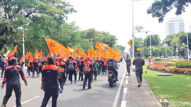 Massa  buruh bergerak dari Patung Kuda ke Kedubes Amerika Serikat, Kamis (21/12/2023).