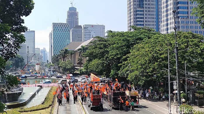 Massa buruh mulai berdatangan demo di Patung Kuda, Jakarta Pusat, Kamis (21/12/2023).