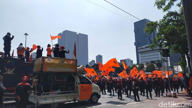Massa buruh mulai berdatangan demo di Patung Kuda, Jakarta Pusat, Kamis (21/12/2023).