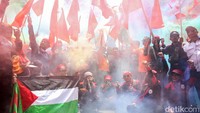 Dalam aksi ini, massa menyalakan flare.  