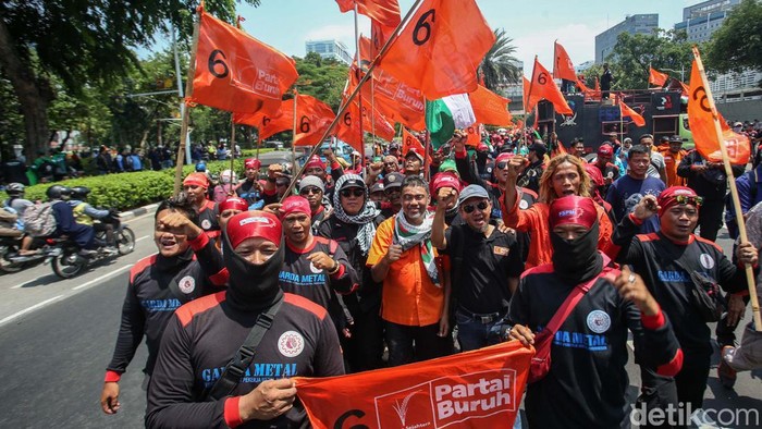 Massa Partai Buruh Geruduk Kedubes AS Setelah gelar aksi di Patung Kuda, massa Partai Buruh bergerak ke Kedubes Amerika Serikat. Mereka menyerukan gencatan senjata di Palestina.