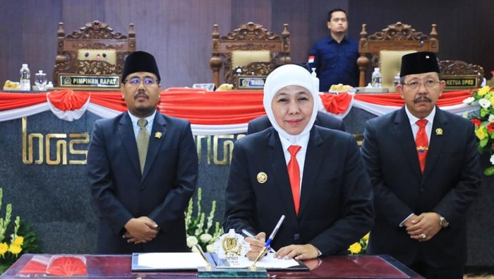 Mayjend TNI (Purn) Istu Hari Subagio (paling kanan) resmi ditetapkan pejabat sementara (Pjs) Wakil Ketua DPRD Jatim.