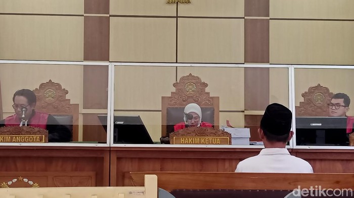 Terdakwa Slamet Tohari alias Mbah Slamet, terdakwa pembunuhan 12 korbannya saat mengikuti sidang di Pengadilan Negeri (PN) Banjarnegara Kamis (21/12/2023).