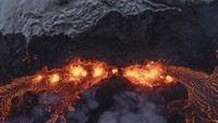Sebelumnya, gempa bumi melanda daerah Islandia selama sebulan terakhir. Warga di sekitar juga menyadari ini adalah pertanda akan terjadinya letusan. Pemerintah pun langsung mengevakuasi kota Grindavik. Saat ini, lava menyembur dan mengalir dari tanah saat ini mengalir ke utara, menjauhi Grindavik. Islandia adalah dunia vulkanik. Ia terletak di tempat pertemuan dua lempeng tektonik besar di Bumi (lempeng Amerika Utara dan Eurasia) di Samudera Atlantik, yang disebut Punggung Bukit Atlantik Tengah. Lempeng-lempeng tersebut bergerak saling menjauh, dan di bawah Islandia segumpal batuan cair muncul dari zona yang secara geologis dinamis dan terkadang meletus ke permukaan.
