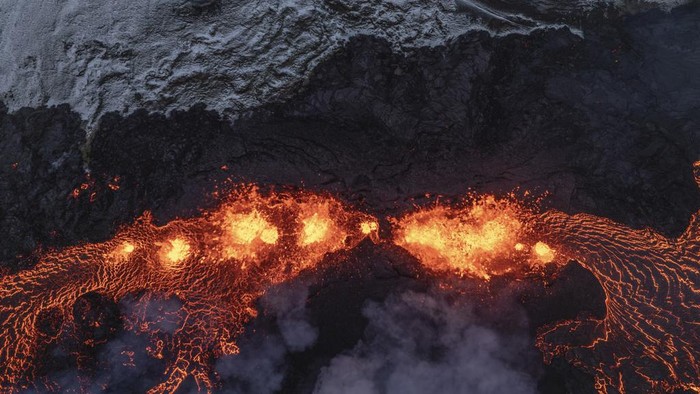 Melihat Lebih Dekat Lava Letusan Gunung Berapi di Islandia An aerial view of volcanic activity on the active volcano in Grindavik on Iceland's Reykjanes Peninsula, Tuesday, Dec. 19, 2023. (AP Photo/Marco Di Marco)