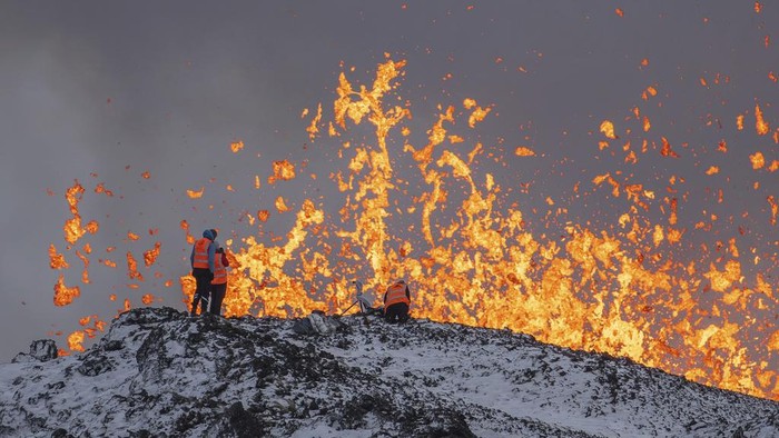Melihat Lebih Dekat Lava Letusan Gunung Berapi di Islandia An aerial view of volcanic activity on the active volcano in Grindavik on Iceland's Reykjanes Peninsula, Tuesday, Dec. 19, 2023. (AP Photo/Marco Di Marco)