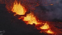Salah satu yang membuat takjub dari aktivitas merapi ini adalah air mancur lava yang menjulang tinggi meletus dari celah panjang di tanah. Serta kita bisa melihat bagaimana aliran lava menyebar di sekitarnya. Untunglah aktivitas ini tidak terjadi di wilayah perkotaan. Letusan ini mengirimkan kilat ke udara. Yang diibaratkan cerahnya mengalahkan festival kembang api.