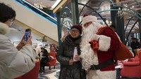 Meskipun demikian, ada beberapa perdebatan mengenai apakah festival barat harus dirayakan dalam beberapa tahun terakhir, karena kekhawatiran akan masuknya budaya asing ke Tiongkok. Selain pasar, Sinterklas dan dekorasi Natal lainnya bisa dilihat di berbagai penjuru kota.