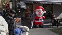 Menantang cuaca dingin, orang-orang mengunjungi pasar Natal di Shanghai untuk mencicipi makanan meriah dan menikmati gemerlap lampu. Natal menjadi semakin populer di kota-kota besar seperti Shanghai.