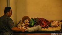 Jelang Natal, sejumlah pekerja terlihat melakukan bersih-bersih mulai dari patung hingga ruangan.