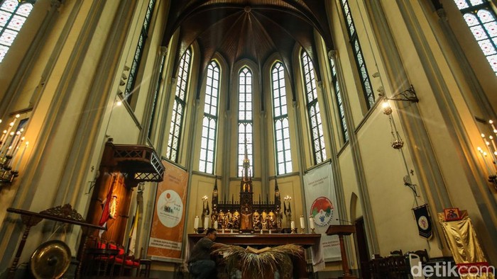 Melihat Persiapan Gereja Katedral Jelang Natal