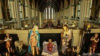 Hiasan patung peristiwa kelahiran Yesus Kristus itu dapat disaksikan secara langsung oleh para jemaat di lantai dua atau mezanin Gereja Katedral Jakarta.