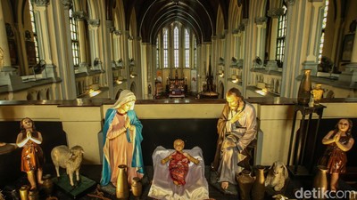 Melihat Persiapan Gereja Katedral Jelang Natal