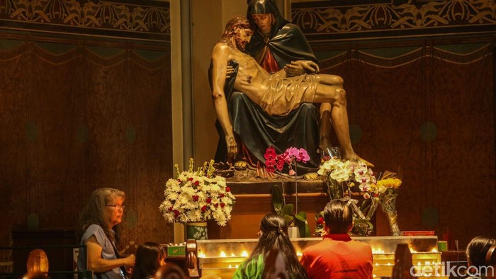 Melihat Persiapan Gereja Katedral Jelang Natal