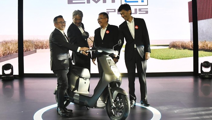 President Director AHM Susumu Mitsuishi (kedua kiri) bersama Executive Vice President Director  Thomas Wijaya (kedua kanan), Marketing Director  Octavianus Dwi Putro (kiri) dan Marketing Director  Naoki Kajino (kanan) berbincang saat  peluncuran motor listrik Honda EM 1 e plus dan  EM 1 e  di AHM Safety Riding & Training Center Deltamas, Cikarang, Kabupaten Bekasi, Jawa Barat, Kamis (21/12/2023). Produk Motor listrik tersebut menggunakan baterai lithium-ion yang mampu menempuh jarak 41,1 kilometer dengan kecepatan maksimum  45 kilometer/jam dan dipasarkan dengan harga Rp33.000.000 untuk EM1 e dan Rp33.500.000 untuk EM 1 e:plus. ANTARA FOTO/ Fakhri Hermansyah/nz