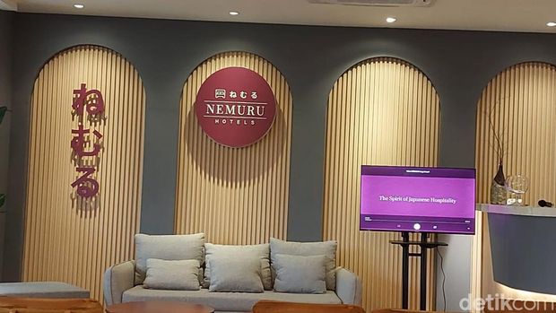 Tak begitu banyak pilihan hotel yang tersedia di kawasan Ciputat, Tangerang Selatan, Banten. Mengisi celah itu, ada sebuah hotel yang menawarkan nuansa ala Jepang untuk menarik minat traveler.