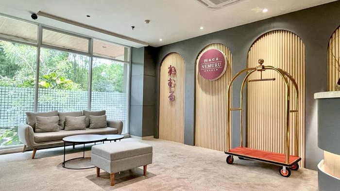 Tak begitu banyak pilihan hotel yang tersedia di kawasan Ciputat, Tangerang Selatan, Banten. Mengisi celah itu, ada sebuah hotel yang menawarkan nuansa ala Jepang untuk menarik minat traveler.