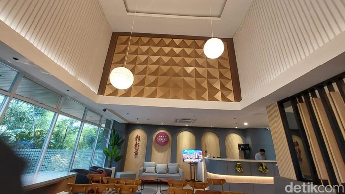 Tak begitu banyak pilihan hotel yang tersedia di kawasan Ciputat, Tangerang Selatan, Banten. Mengisi celah itu, ada sebuah hotel yang menawarkan nuansa ala Jepang untuk menarik minat traveler.