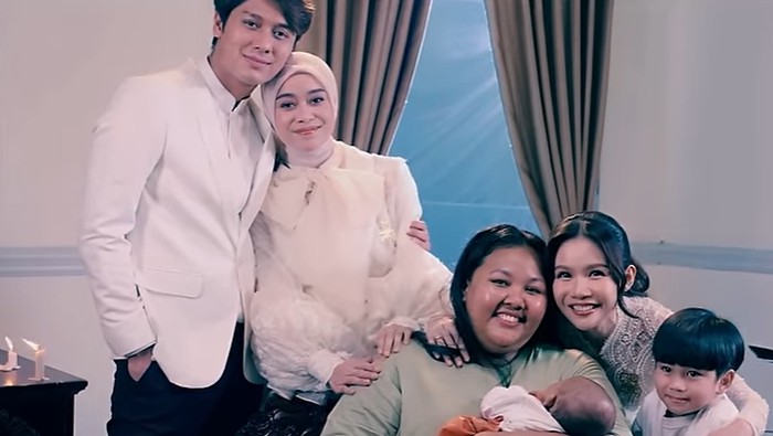 Official Music Video Menyerah yang dinyanyikan Lesti, Mom Uung Ft. Rizky Billar.