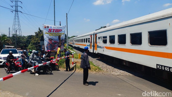 Palang Pintu di Perlintasan Sebidang TKP KA Feeder Vs Mobil