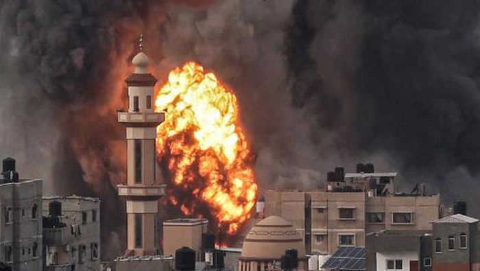 A fireball erupts after Israeli strike over Rafah in the southern Gaza Strip on December 20, 2023, amid ongoing battles between Israel and the Palestinian militant group Hamas. (Photo by SAID KHATIB / AFP)