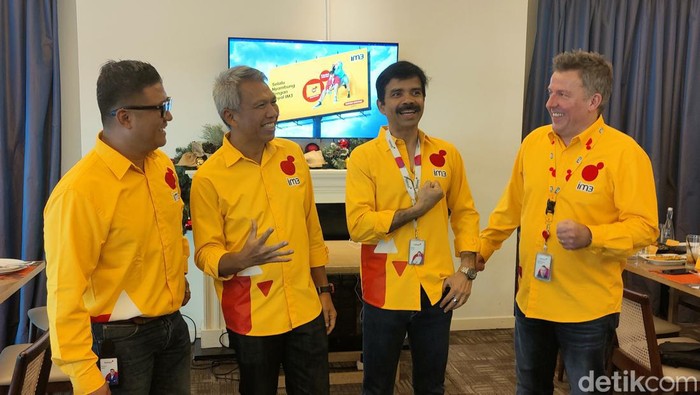 Para Leader Operator IM3 dari kiri ke kanan: SVP Head of National Sales IM3 Gede Krishna Jaya, Director dan CCO IOH Ritesh Kumar Singh, EVP Head of Marketing IM3 Alistair David Johnston