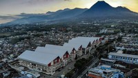 Pasar Among Tani berdiri di atas tanah seluas 34.060,25 meter persegi. Ini merupakan proyek mewah yang didirikan menggunakan APBN sebesar Rp 166 miliar.