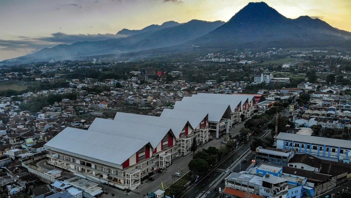 Pasar Induk Terbesar di Indonesia Foto udara suasana Pasar Induk Among Tani di Batu, Jawa Timur, Rabu(20/12/2023). Pasar induk seluas 3,4 hektare tersebut dibangun dari dana Anggaran Pendapatan dan Belanja Negara (APBN) sebesar Rp166 miliar dan telah diresmikan Presiden Joko Widodo pada Kamis(14/12). ANTARA FOTO/Muhammad Mada/foc.