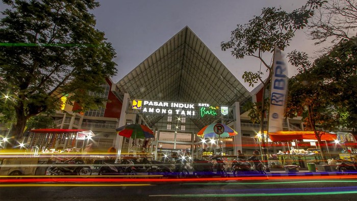 Pasar Induk Terbesar di Indonesia Foto udara suasana Pasar Induk Among Tani di Batu, Jawa Timur, Rabu(20/12/2023). Pasar induk seluas 3,4 hektare tersebut dibangun dari dana Anggaran Pendapatan dan Belanja Negara (APBN) sebesar Rp166 miliar dan telah diresmikan Presiden Joko Widodo pada Kamis(14/12). ANTARA FOTO/Muhammad Mada/foc.