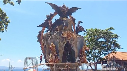 Proses pengerjaan patung kelelawar yang menjadi ikon baru Klungkung wilayah timur, di depan Pura Goa Lawah, Kamis (21/12/2023) (foto : Putu krista/detikBali).