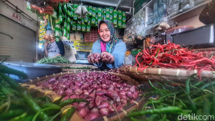 Pedagang Pasar Soreang, Lilis Saidah (38) saat memperlihatkan barang dagangannya.