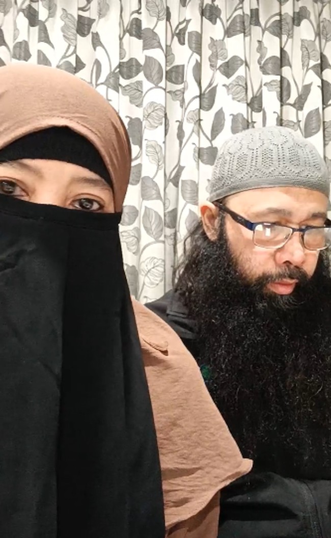 Kegiatan lainnya, Peggy Melati Sukma dan Reza Abdul Jabbar juga aktif dalam berdakwah melalui online. Peggy Melati Sukma selalu tampil dengan cadar dan khimar yang hanya memperlihatkan mata. Foto: Instagram @peggymelatisukma_khadijah