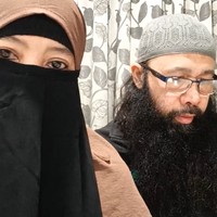 Kegiatan lainnya, Peggy Melati Sukma dan Reza Abdul Jabbar juga aktif dalam berdakwah melalui online. Peggy Melati Sukma selalu tampil dengan cadar dan khimar yang hanya memperlihatkan mata. Foto: Instagram @peggymelatisukma_khadijah