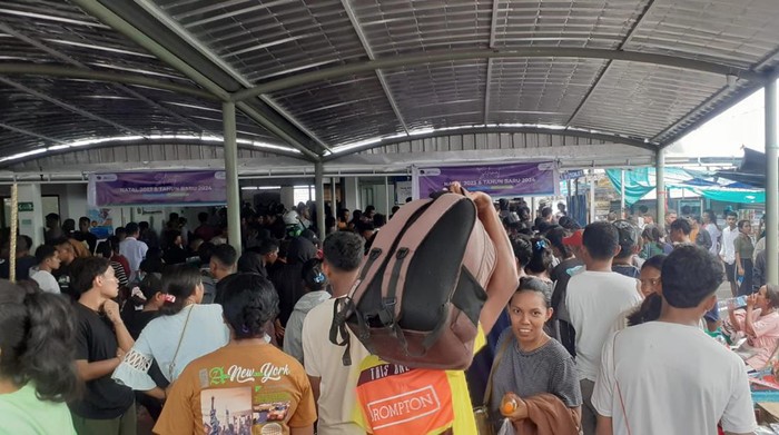 Suasana di Pelabuhan Bolok Kupang, saat melakukan antrian pembelian tiket kapal.