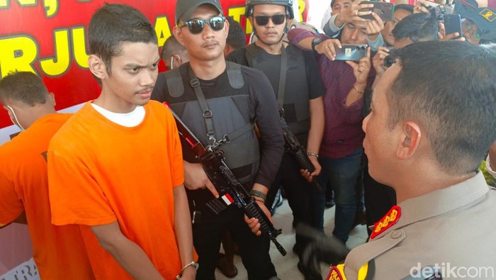 Pelaku MH saat dihadirkan dalam konferensi pers di Polresta Barelang.(Alamudin Hamapu/detikSumut)