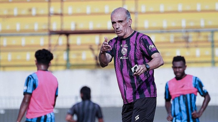 Pelatih Arema FC Fernando Valente