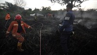 Petugas terus berupaya melakukan pemadaman lahan yang terbakar sejak 18 Desember 2023 tersebut.