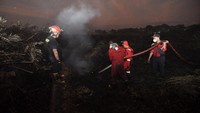 Petugas dari pemadam kebakaran Kota Bengkulu melakukan pemadaman kebakaran lahan gambut, Rabu (20/12/2023) malam.