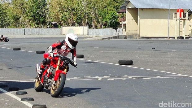Pembalap muda asal Gunungkidul, Veda Ega Pratama, gabung Red Bull MotoGP Rookies 2024. Veda kini pulang kampung dan berlatih ringan secara mandiri didampingi ayahnya, Sudarmono, Rabu (21/12/2023).
