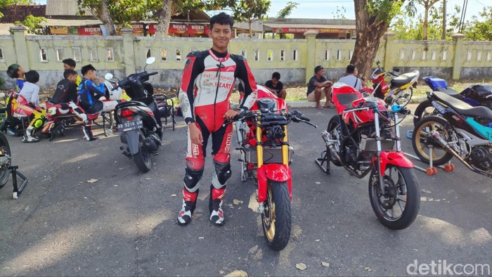 Pembalap muda asal Gunungkidul, Veda Ega Pratama, gabung Red Bull MotoGP Rookies 2024. Veda kini pulang kampung dan berlatih ringan secara mandiri didampingi ayahnya, Sudarmono, Rabu (20/12/2023).