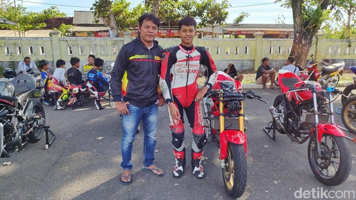 Pembalap muda asal Gunungkidul, Veda Ega Pratama, gabung Red Bull MotoGP Rookies 2024. Veda kini pulang kampung dan berlatih ringan secara mandiri didampingi ayahnya, Sudarmono, Rabu (21/12/2023).