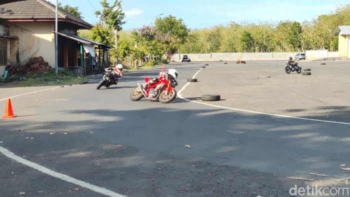 Pembalap muda asal Gunungkidul, Veda Ega Pratama, gabung Red Bull MotoGP Rookies 2024. Veda kini pulang kampung dan berlatih ringan secara mandiri didampingi ayahnya, Sudarmono, Rabu (21/12/2023).