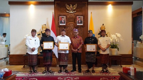 Pemprov Bali menerima penghargaan sebagai provinsi terbaik dalam dalam pemberantasan tindak pidana korupsi bidang pencegahan tahun 2023 dari KPK di Rumah Jabatan Gubernur Bali Jayasabha, Denpasar, Kamis (21/12/2023). (Foto: Humas Pemprov Bali)