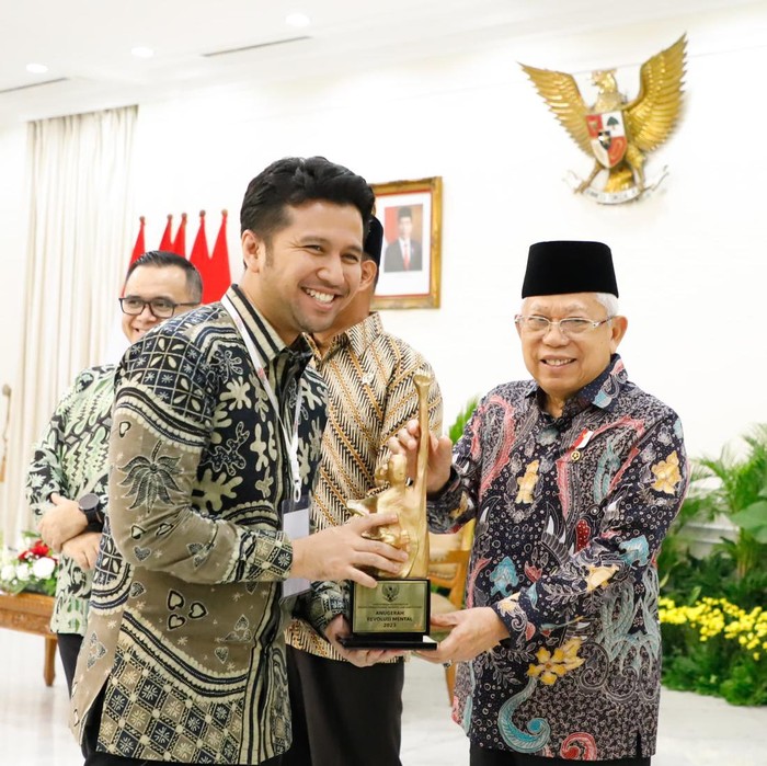 Pemprov Jatim menerima dua penghargaan berturut-turut masing-masing dari Komisi Informasi Publik dan Kemenko PMK RI.
