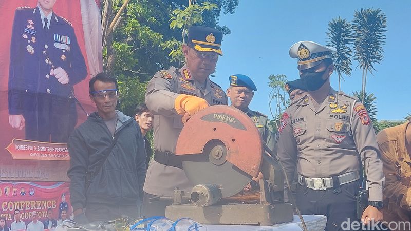 Pemusnahan 3.315 unit knalpot brong di Polresta Bogor Kota, 21 Desember 2023. (M Sholihin/detikcom)