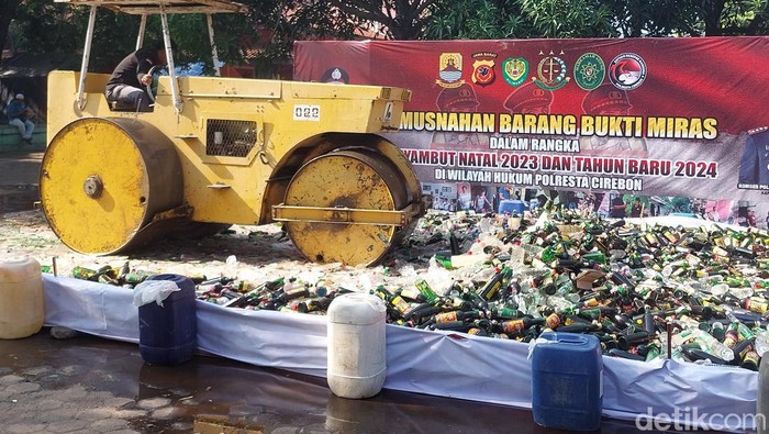 Pemusnahan miras dan obat ilegal di Polresta Cirebon.