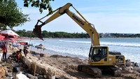 Pekerja mengoperasikan alat berat untuk melakukan pengerjaan pembangunan revetment di kawasan Pantai Kuta, Badung, Bali, Kamis (21/12/2023).