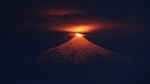 Pendar Cahaya Emas dari Gunung Berapi di Chile