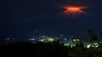Gunung berapi berlapis gletser menghadap ke kota Pucon itu memiliki populasi sekitar 28.000 orang yang tinggal hanya 15 km dari puncak.    